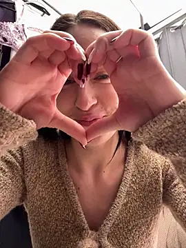 Snapshot of Holly_Play chatting on 02-26-25, 08:04 Holly Play online show from 02-26-25, 08:04