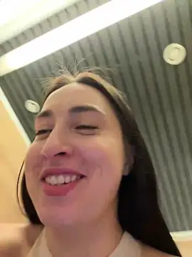 Snapshot of Holly_Play chatting on 03-07-25, 02:23 Holly Play online show from 03-07-25, 02:23