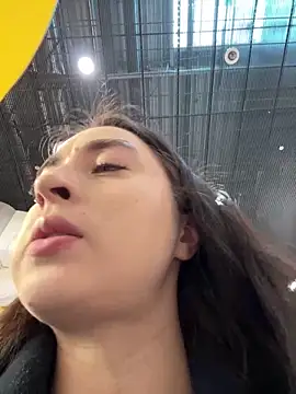 Snapshot of Holly_Play chatting on 03-20-25, 10:10 Holly Play online show from 03-20-25, 10:10