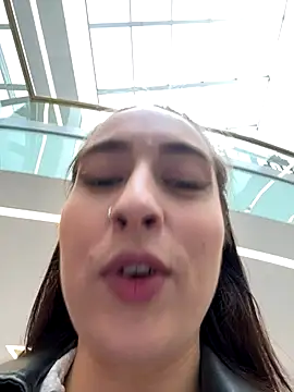 Snapshot of Holly_Play chatting on 09-16-25, 09:10 Holly Play online show from 09-16-25, 09:10