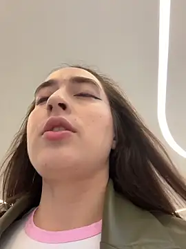 Snapshot of Holly_Play chatting on 11-04-25, 09:08 Holly Play online show from 11-04-25, 09:08