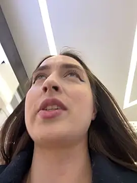 Snapshot of Holly_Play chatting on 12-19-25, 12:23 Holly Play online show from 12-19-25, 12:23