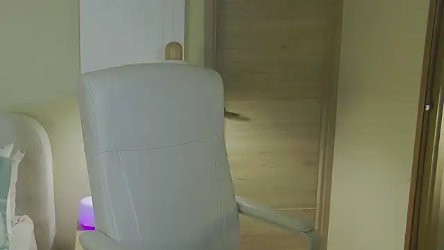 Snapshot of Alessia-miller_ chatting on 02-11-26, 11:10 Alessia-miller online show from 02-11-26, 11:10