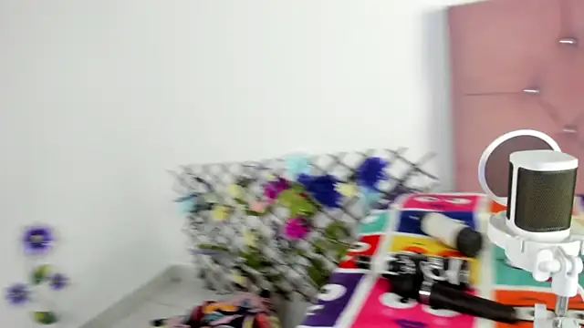 Snapshot of nicol_jone1 chatting on 03-21-25, 10:28 nicol jone1 online show from 03-21-25, 10:28