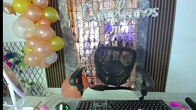 Snapshot of nicol_jone1 chatting on 09-10-25, 10:32 nicol jone1 online show from 09-10-25, 10:32