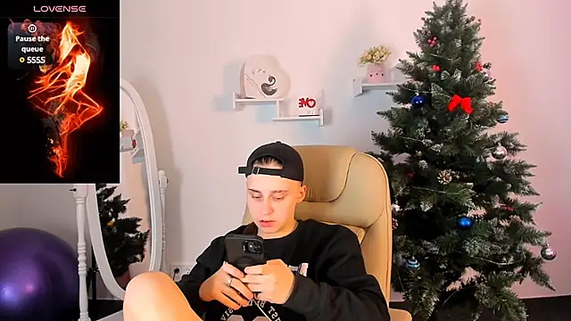 Snapshot of Dolly__Queen_ chatting on 12-17-24, 02:33 Dolly Queen online show from 12-17-24, 02:33