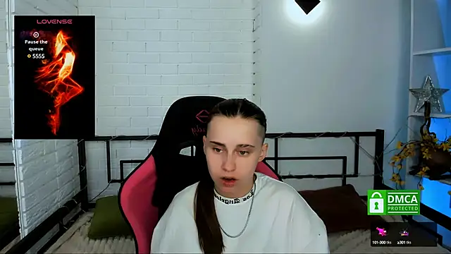 Snapshot of Dolly__Queen_ chatting on 12-19-24, 08:13 Dolly Queen online show from 12-19-24, 08:13