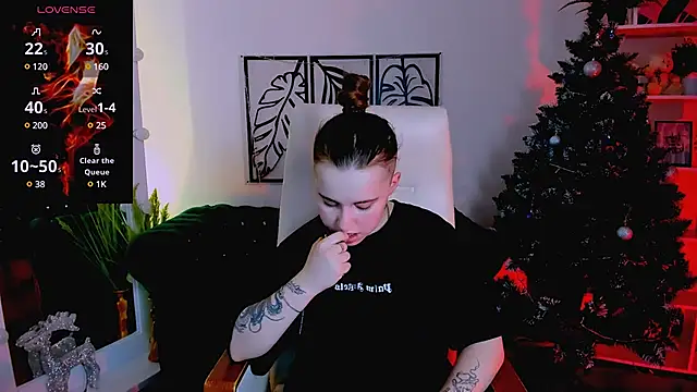 Snapshot of Dolly__Queen_ chatting on 01-14-25, 02:29 Dolly Queen online show from 01-14-25, 02:29