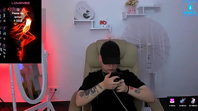 Snapshot of Dolly__Queen_ chatting on 01-25-25, 02:37 Dolly Queen online show from 01-25-25, 02:37