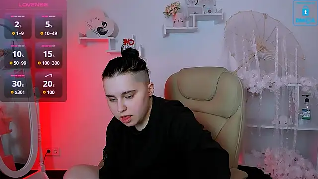 Snapshot of Dolly__Queen_ chatting on 03-18-25, 06:15 Dolly Queen online show from 03-18-25, 06:15