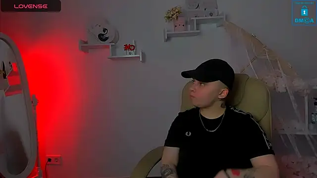 Snapshot of Dolly__Queen_ chatting on 03-22-25, 01:00 Dolly Queen online show from 03-22-25, 01:00