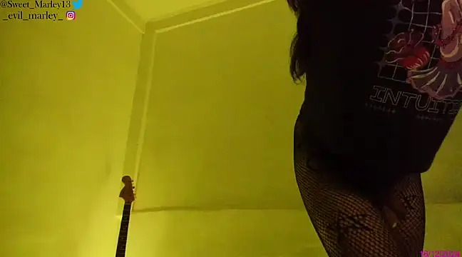 Snapshot of Evil_Queen13 chatting on 12-16-24, 10:18 Evil Queen13 online show from 12-16-24, 10:18