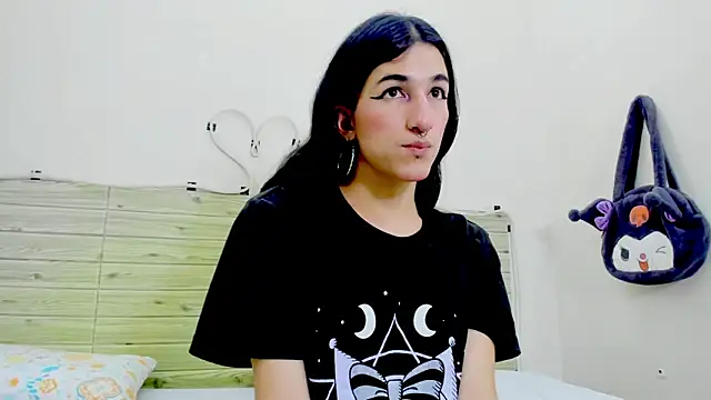 Snapshot of Evil_Queen13 chatting on 11-25-25, 07:36 Evil Queen13 online show from 11-25-25, 07:36