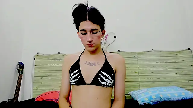 Snapshot of Evil_Queen13 chatting on 12-13-25, 07:53 Evil Queen13 online show from 12-13-25, 07:53