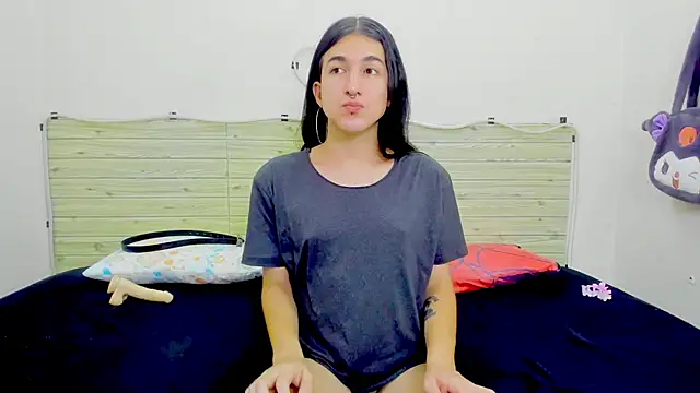 Snapshot of Evil_Queen13 chatting on 01-08-26, 08:00 Evil Queen13 online show from 01-08-26, 08:00