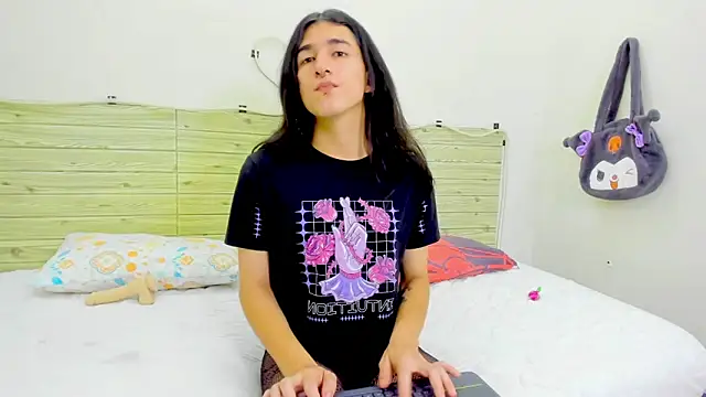 Snapshot of Evil_Queen13 chatting on 01-13-26, 07:41 Evil Queen13 online show from 01-13-26, 07:41