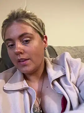 Snapshot of Blondiee3088 chatting on 01-21-25, 03:54 Blondiee3088 online show from 01-21-25, 03:54