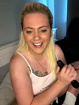 Snapshot of Blondiee3088 chatting on 10-28-25, 11:58 Blondiee3088 online show from 10-28-25, 11:58