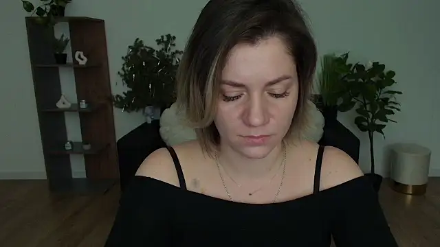 Snapshot of MariaSttone chatting on 01-24-25, 11:59 MariaSttone online show from 01-24-25, 11:59