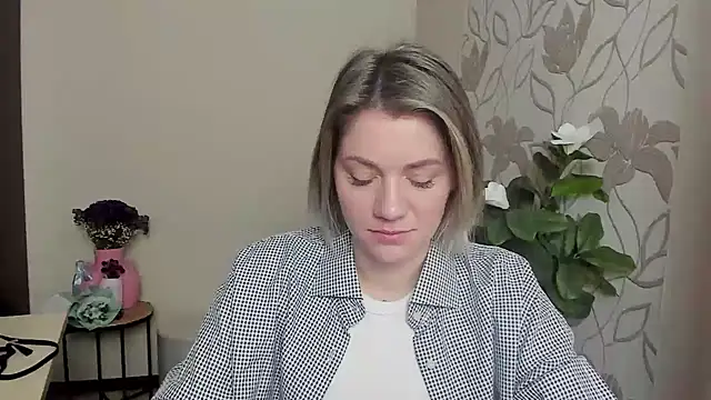 Snapshot of MariaSttone chatting on 03-15-25, 08:15 MariaSttone online show from 03-15-25, 08:15