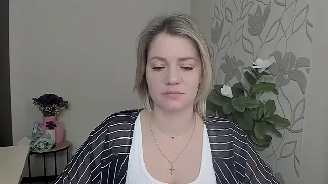 Snapshot of MariaSttone chatting on 03-21-25, 11:12 MariaSttone online show from 03-21-25, 11:12