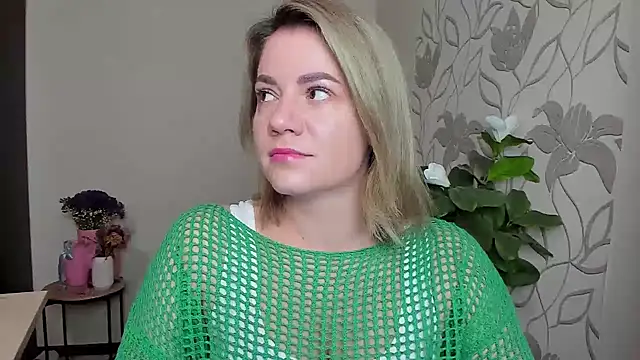 Snapshot of MariaSttone chatting on 09-30-25, 12:21 MariaSttone online show from 09-30-25, 12:21