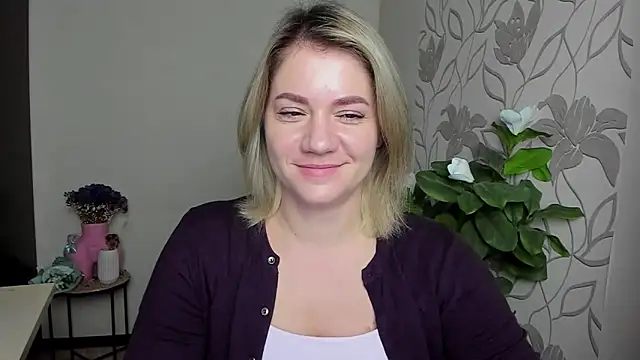 Snapshot of MariaSttone chatting on 10-13-25, 03:45 MariaSttone online show from 10-13-25, 03:45