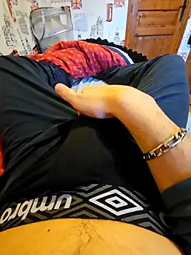 Snapshot of Azerty0911 chatting on 11-28-25, 08:17 Azerty0911 online show from 11-28-25, 08:17