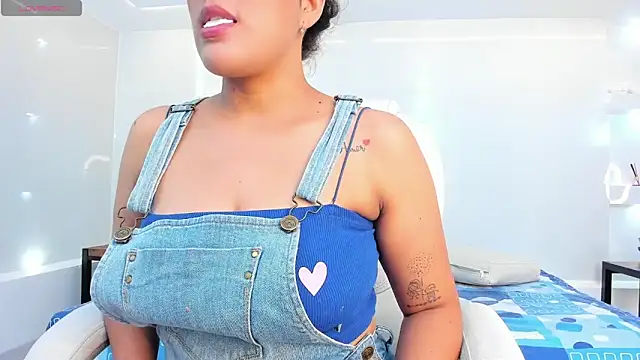 Snapshot of julietha_taylor chatting on 03-04-25, 02:27 julietha taylor online show from 03-04-25, 02:27