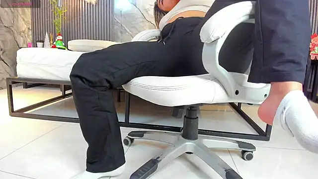 Snapshot of julietha_taylor chatting on 12-19-25, 03:35 julietha taylor online show from 12-19-25, 03:35