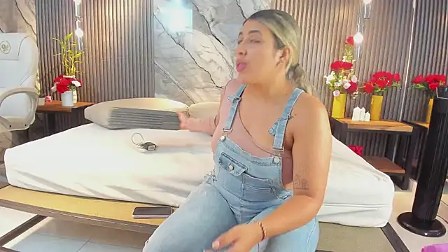 Snapshot of julietha_taylor chatting on 02-25-26, 02:32 julietha taylor online show from 02-25-26, 02:32