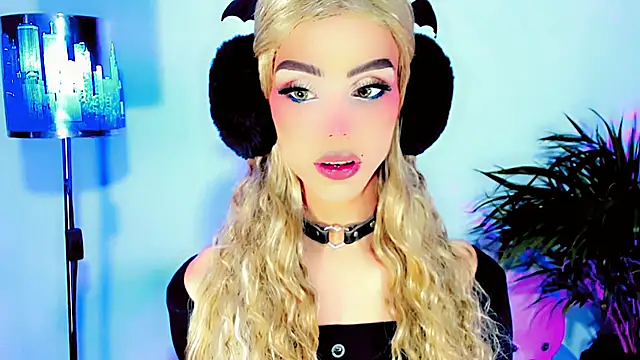 Snapshot of dollswit01 chatting on 01-08-26, 08:11 dollswit01 online show from 01-08-26, 08:11