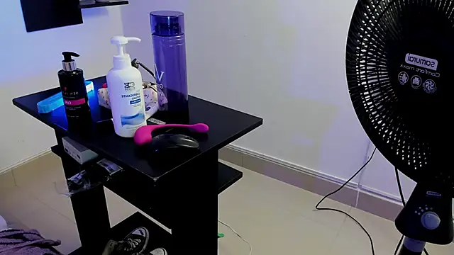 Snapshot of AlexaFoxy18 chatting on 02-07-25, 07:18 AlexaFoxy18 online show from 02-07-25, 07:18