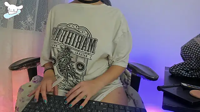 Snapshot of AlexaFoxy18 chatting on 10-16-25, 07:31 AlexaFoxy18 online show from 10-16-25, 07:31