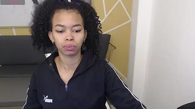 Snapshot of Shenna_brunette_ chatting on 03-06-25, 01:14 Shenna brunette online show from 03-06-25, 01:14