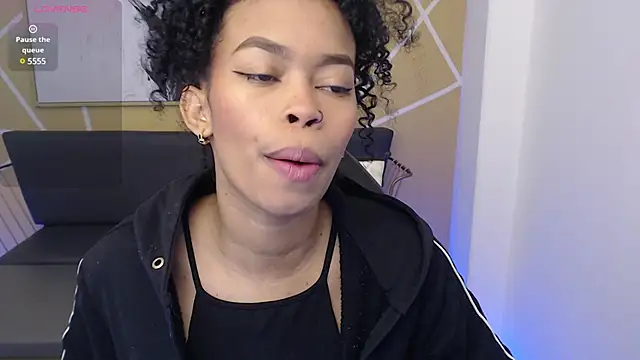 Snapshot of Shenna_brunette_ chatting on 03-07-25, 01:07 Shenna brunette online show from 03-07-25, 01:07