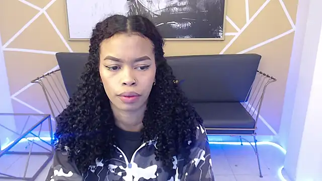 Snapshot of Shenna_brunette_ chatting on 03-19-25, 01:07 Shenna brunette online show from 03-19-25, 01:07