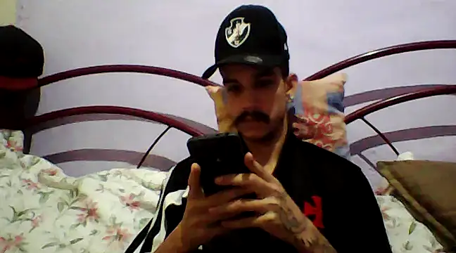 Snapshot of gatobranco001 chatting on 03-21-25, 02:18 gatobranco001 online show from 03-21-25, 02:18