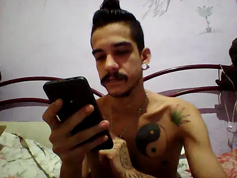 Snapshot of gatobranco001 chatting on 03-23-25, 02:48 gatobranco001 online show from 03-23-25, 02:48