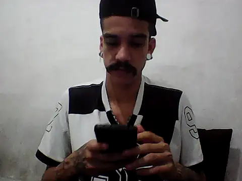 Snapshot of gatobranco001 chatting on 06-16-26, 02:30 gatobranco001 online show from 06-16-26, 02:30
