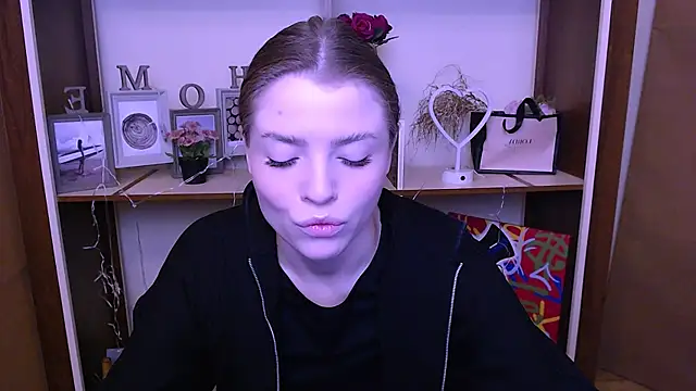 Snapshot of MissOliviaa_ chatting on 12-24-24, 07:49 MissOliviaa  online show from 12-24-24, 07:49