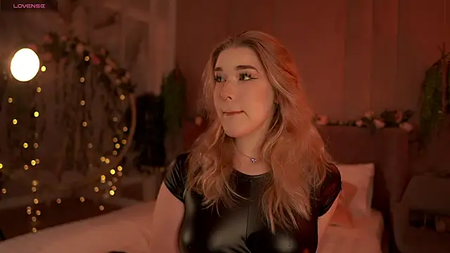 Snapshot of Smiley_Mia chatting on 09-26-25, 05:11 Smiley Mia online show from 09-26-25, 05:11