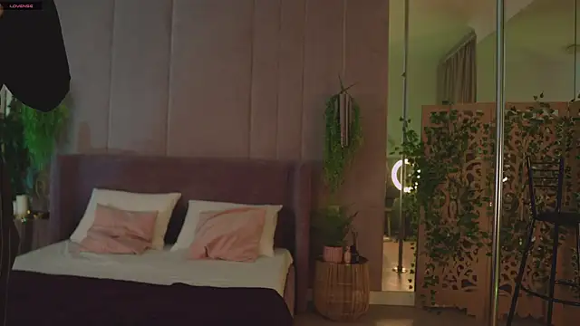 Smiley Mia online show from 11-20-25, 05:07