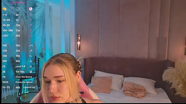 Smiley Mia online show from 06-20-26, 06:22