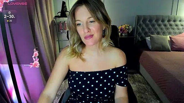 Snapshot of I_D_A chatting on 10-22-25, 01:06 I D A online show from 10-22-25, 01:06