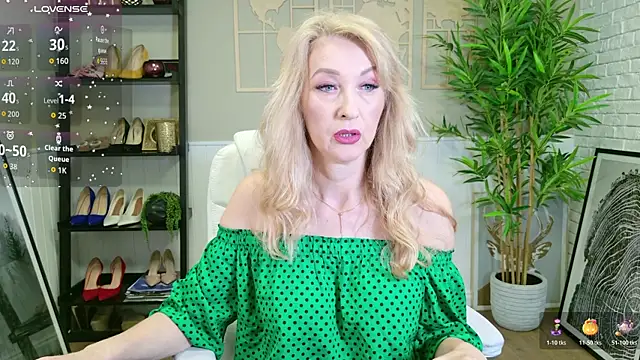 Snapshot of LadyLeea chatting on 06-04-26, 05:13 LadyLeea online show from 06-04-26, 05:13