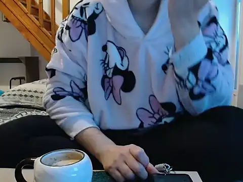 Snapshot of Lauzo21 chatting on 10-06-25, 05:38 Lauzo21 online show from 10-06-25, 05:38