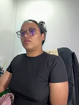 Snapshot of angela_angels_ chatting on 10-31-25, 03:29 angela angels online show from 10-31-25, 03:29