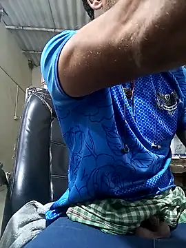 Snapshot of Priynkarani chatting on 12-18-25, 03:18 Priynkarani online show from 12-18-25, 03:18