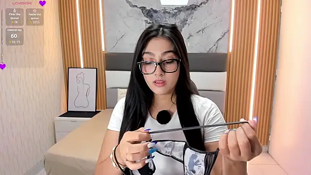 Snapshot of Alyssapark chatting on 11-19-25, 07:14 Alyssapark online show from 11-19-25, 07:14